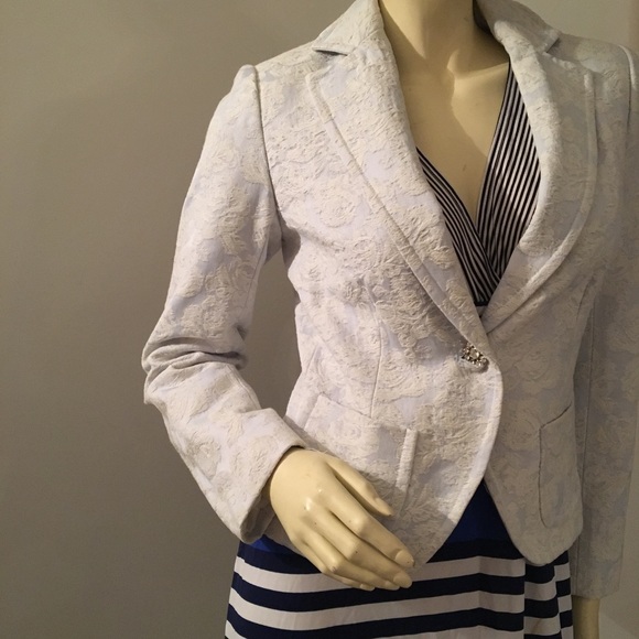 Floral embroidered blazer with crystal button - Picture 3 of 8